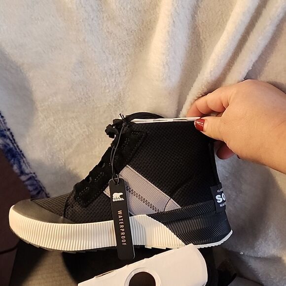 Georgeous Sorel Out and About lll  Mid Sneaker Waterproof size 7.5 NWT - Picture 4 of 6